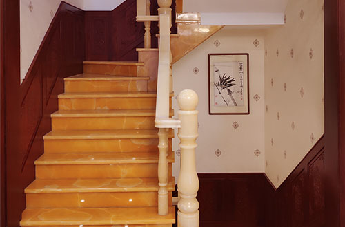 港南中式别墅室内汉白玉石楼梯的定制安装装饰效果